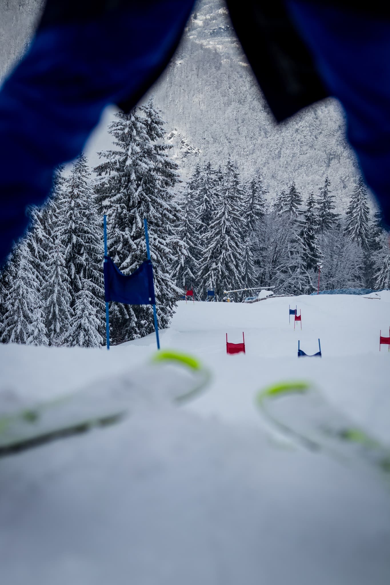 Prima lecție pe pârtie - copii învățând să schieze cu instructori profesioniști